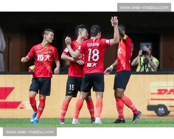 中超巅峰对决再起风云:广州恒大vs上海上港,谁能主宰绿茵之巅? 中超巅峰对决再起风云:广州恒大vs上海上港,谁能主宰绿茵之巅?